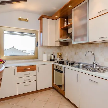 Roko - Up To 4 People With Free Parking *