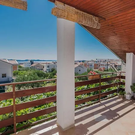 Roko - Up To 4 People With Free Parking *