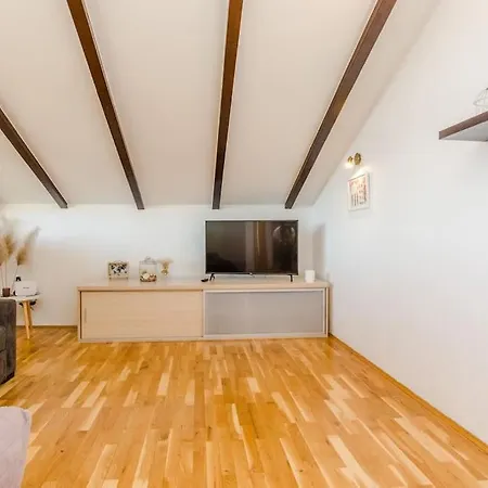 Roko - Up To 4 People With Free Parking *