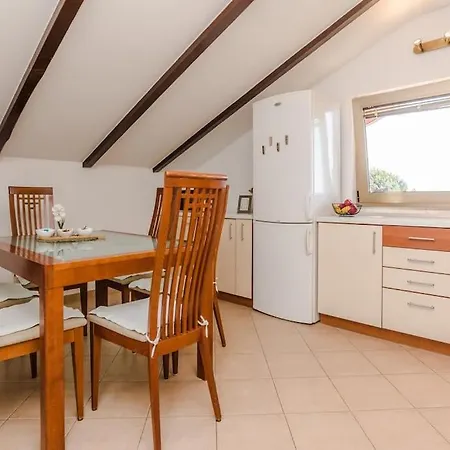 Apartment Roko - Up To 4 People With Free Parking Zadar