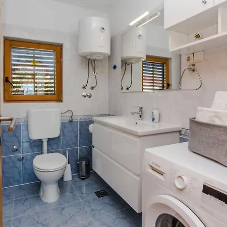 Roko - Up To 4 People With Free Parking