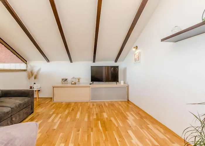 Roko - Up To 4 People With Free Parking *